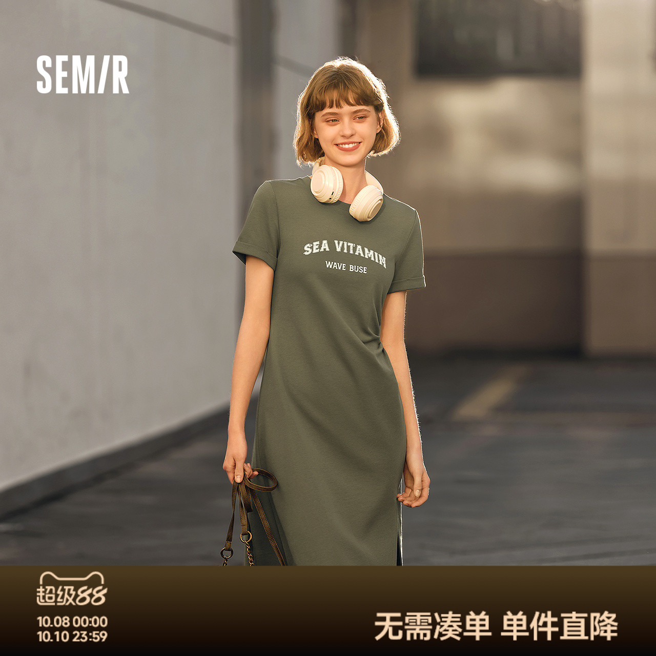 森马连衣裙女复古休闲中长裙简约风夏季小心机字母开叉T恤裙显瘦