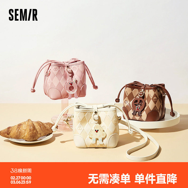 森马包包水桶包女2024新款大小号斜挎包大容量单肩包抽绳包闺蜜款
