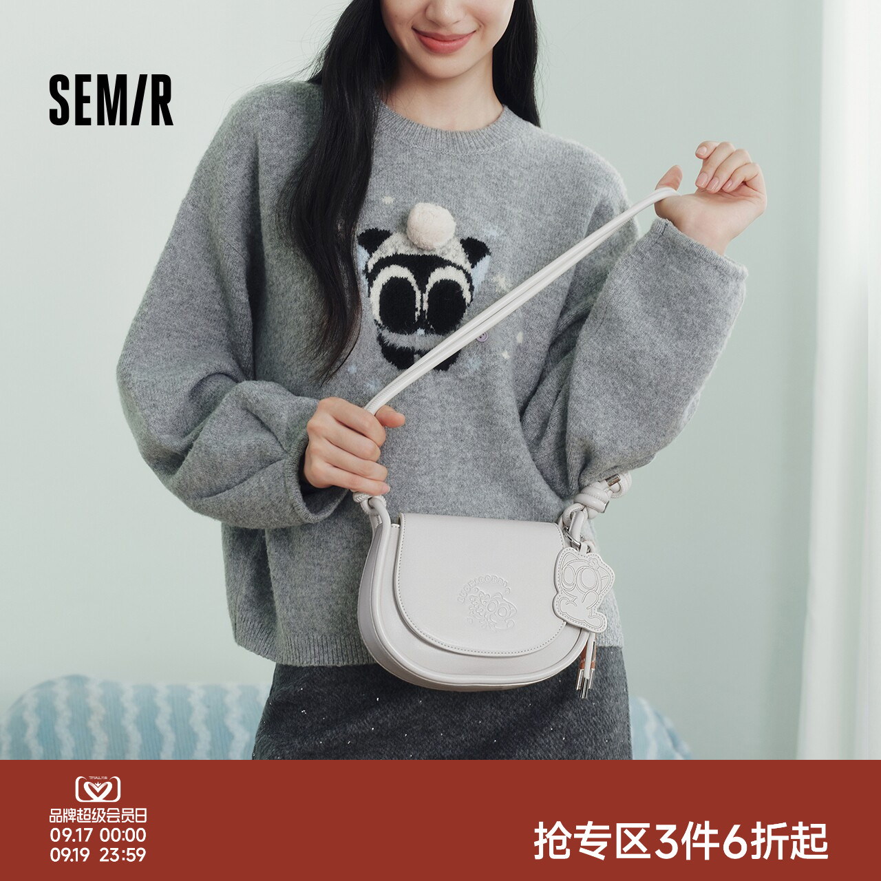 森马潮流联名压印简约斜挎包女款										