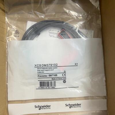 施耐德安全门磁开关XCSDM379102,097168,正品
