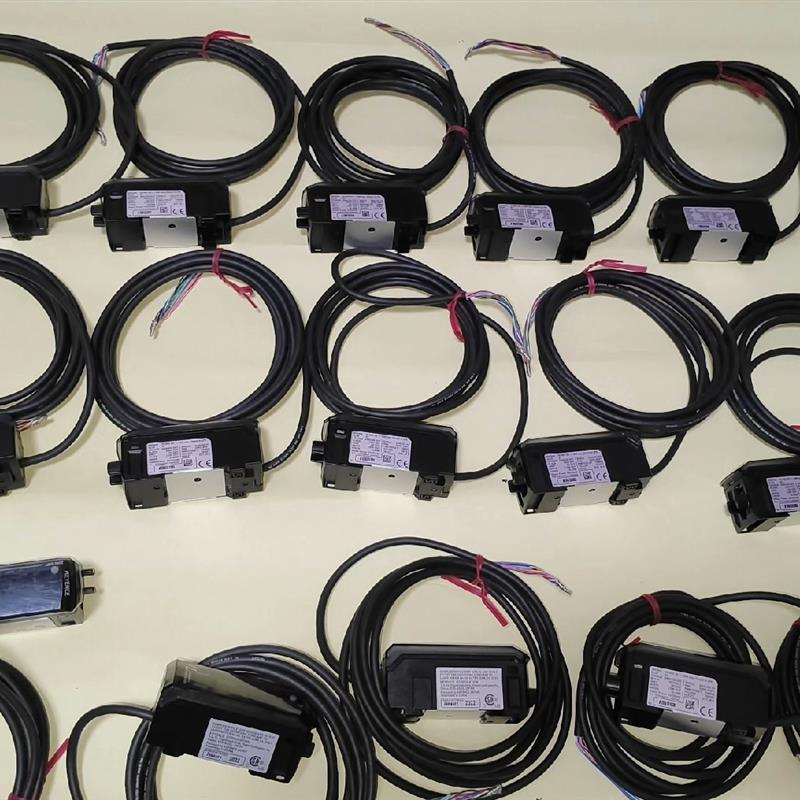 基恩士IL-1000全新没包装!拆包装盖子轻微划痕,功能正常