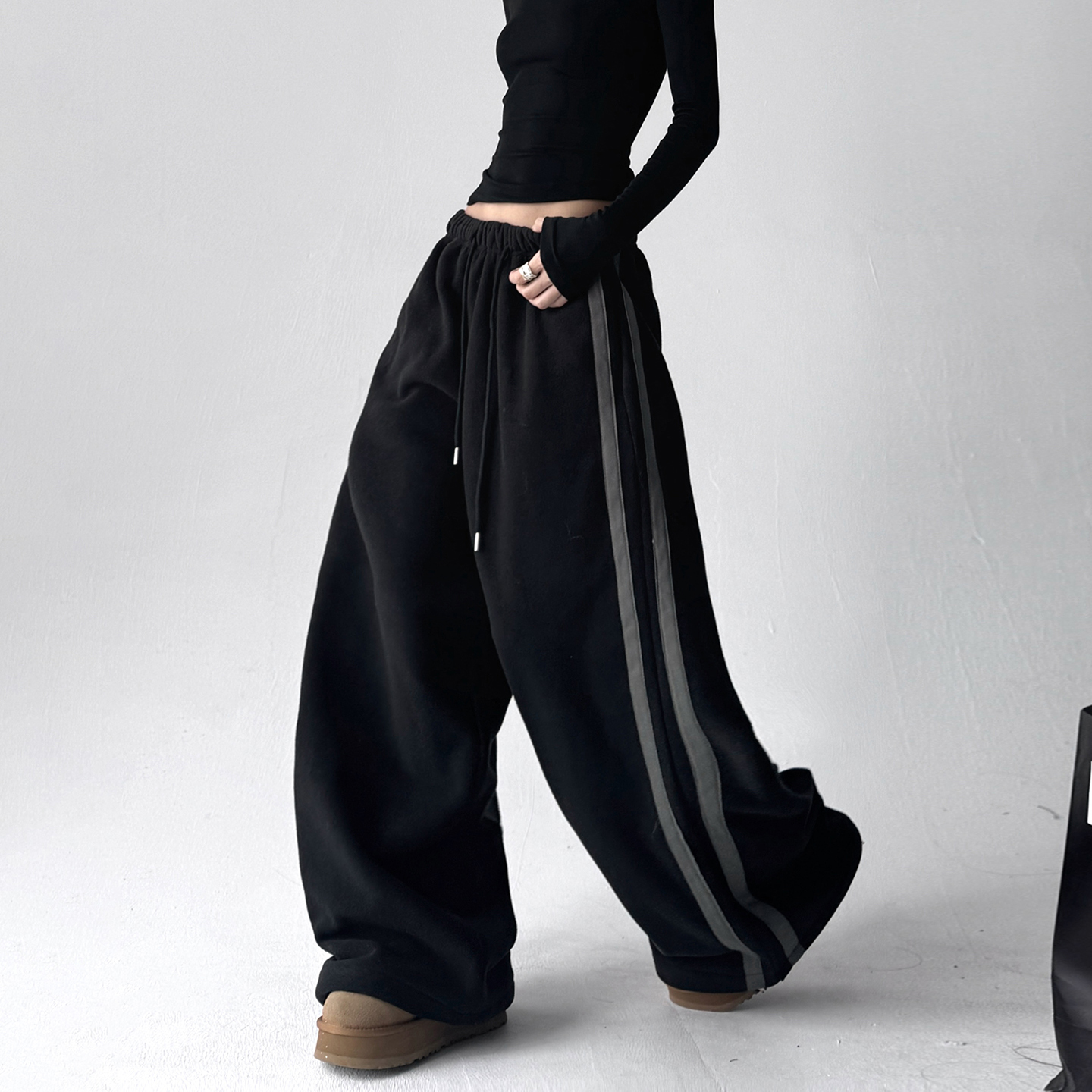 2025冬季新款美式黑色卫裤女直筒宽松垂感冬装毛毛裤加厚休闲长裤