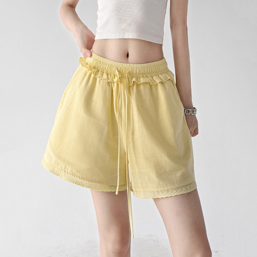 黄色宽松短裤女2026夏季新款百搭休闲裤松紧腰蕾丝边夏日消暑穿搭