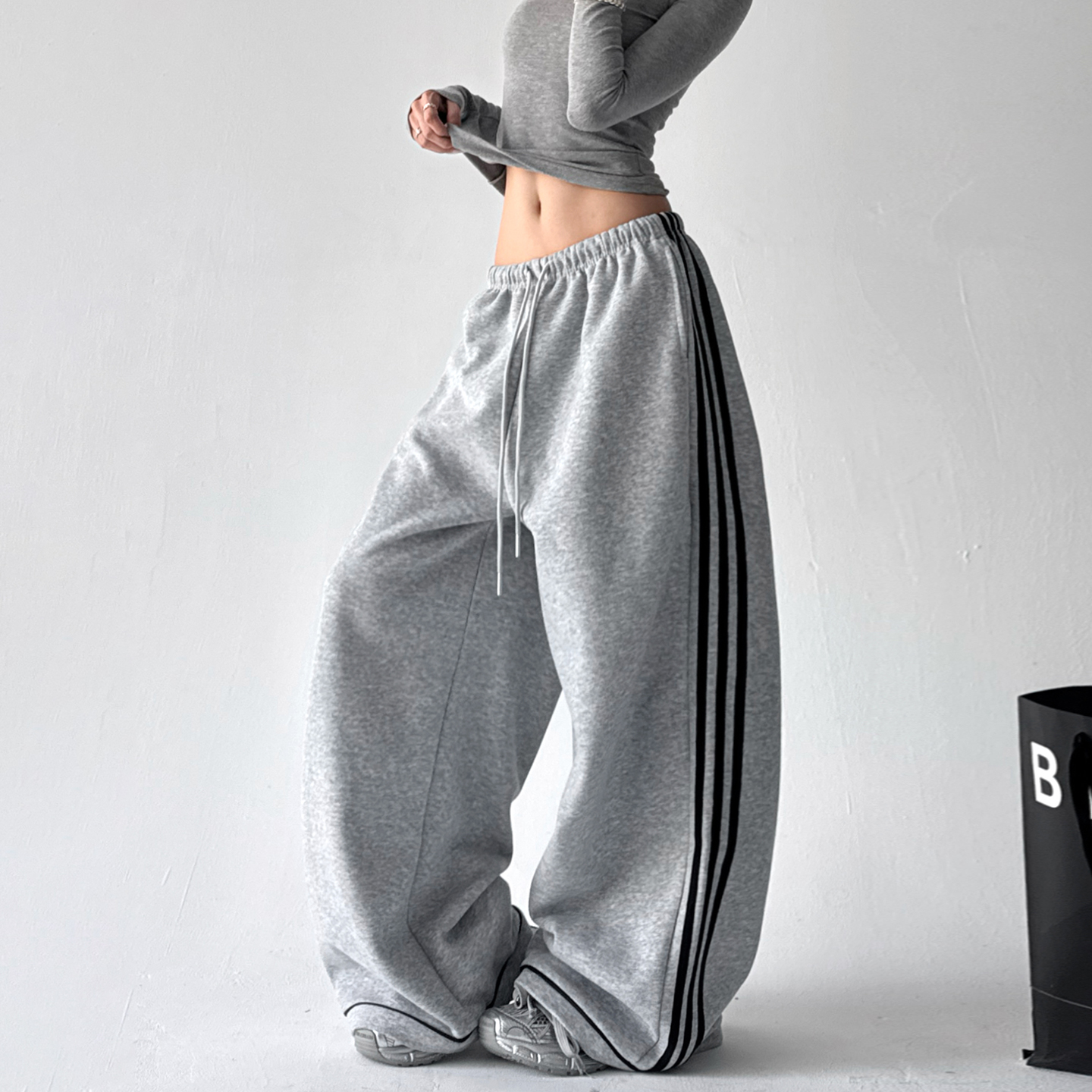 美式条纹三条杠运动卫裤女秋冬季2025新款高腰洋气直筒休闲阔腿裤