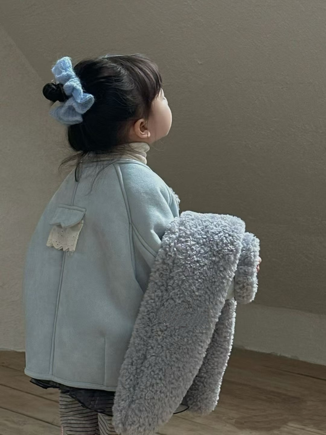 女童皮毛一体外套秋冬装2025女宝羊羔毛加绒加厚麓皮绒大衣带围巾