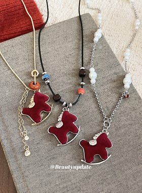 红色植绒锆石小马项链本命年复古