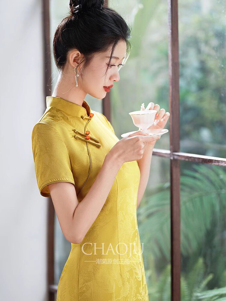 치파오 2024 새로운 겨울 고급 신부 약혼 노란색 여성 새로운 중국 스타일의 아름다운 개선 된 어린 소녀