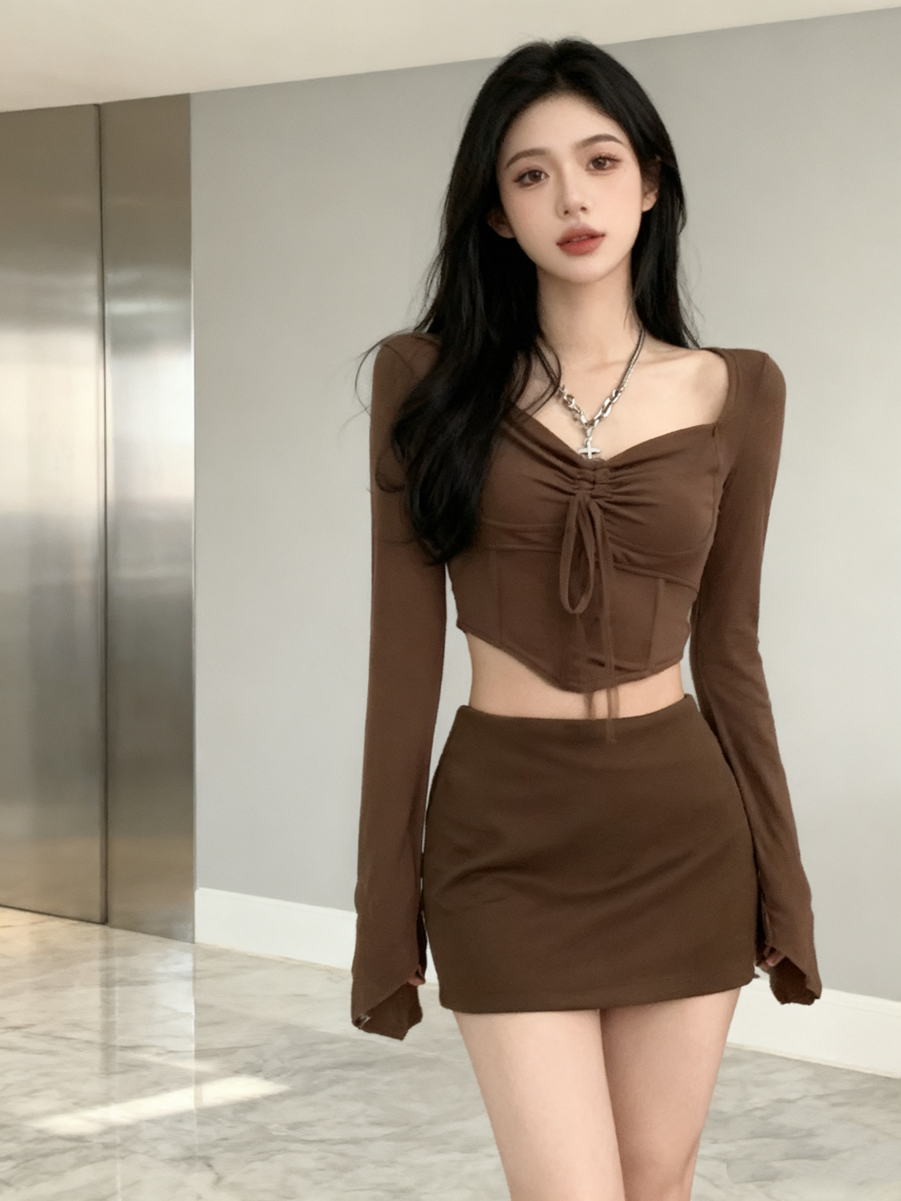 秋季纯欲风甜辣妹穿搭棕色长袖上衣包臀短裙轻熟两件套装女