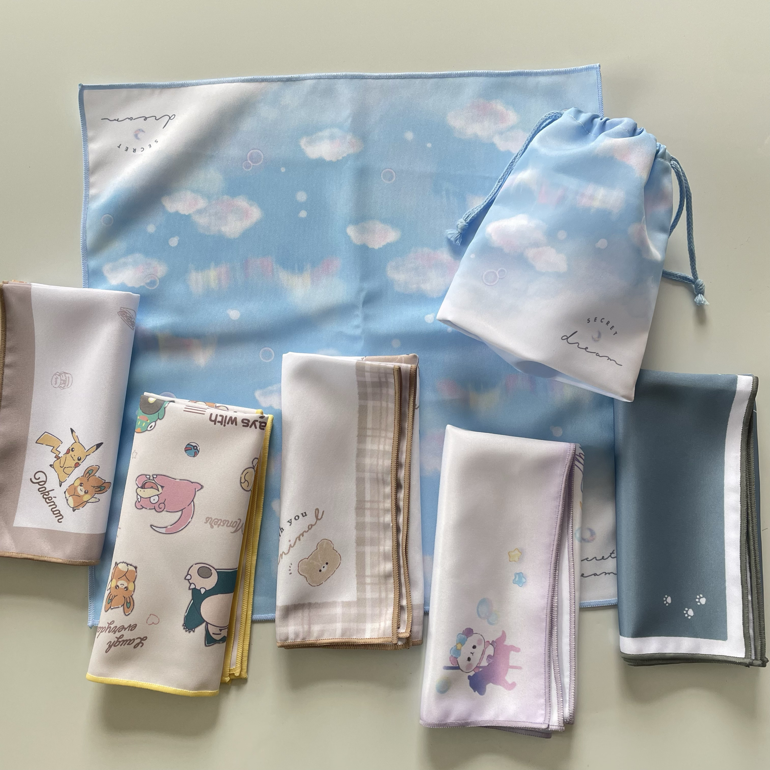 日单卡通可爱皮卡Q课桌垫餐桌布拍照装饰垫 饭盒裹巾方巾 束口袋