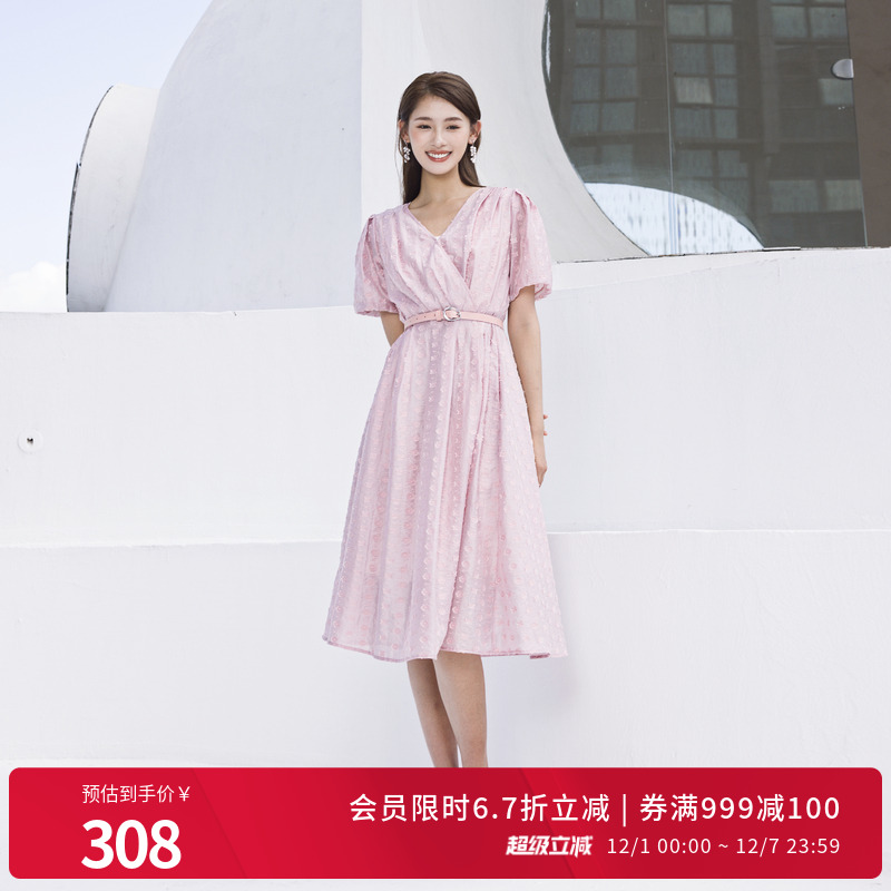 藕粉色短袖连衣裙