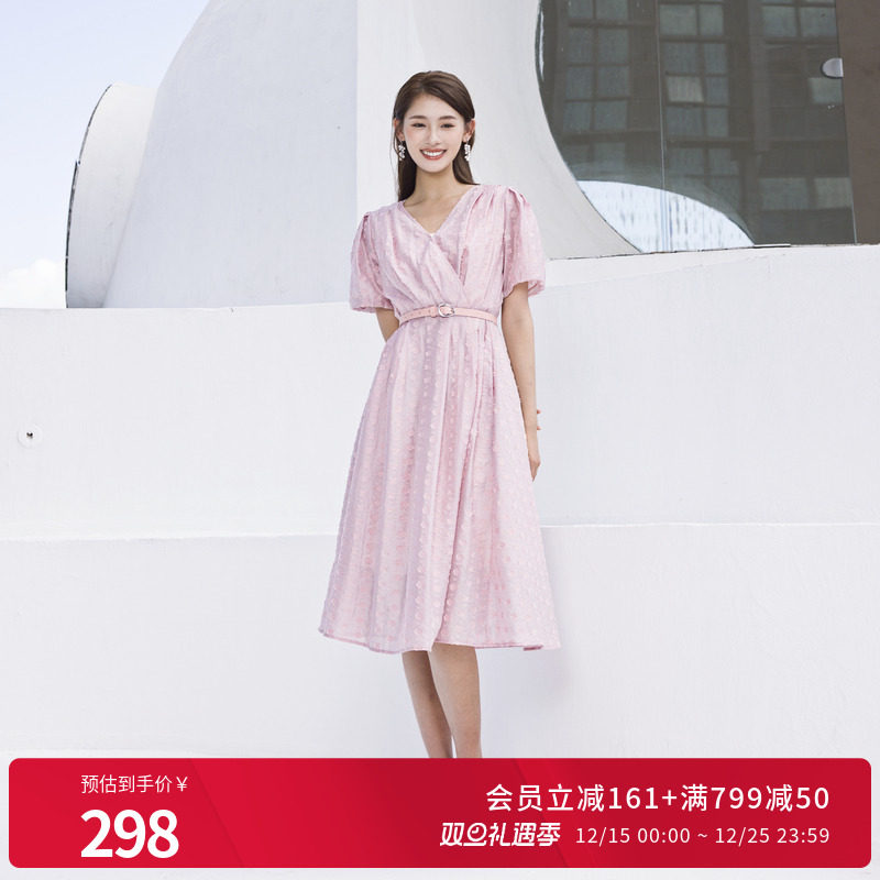 藕粉色短袖连衣裙