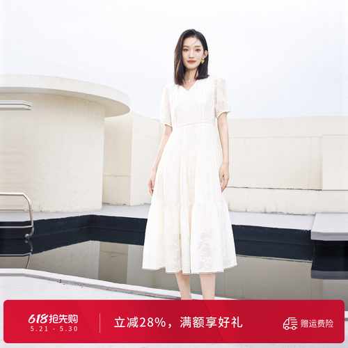 米白水溶绣V领连衣裙