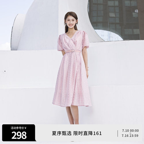 藕粉色短袖连衣裙