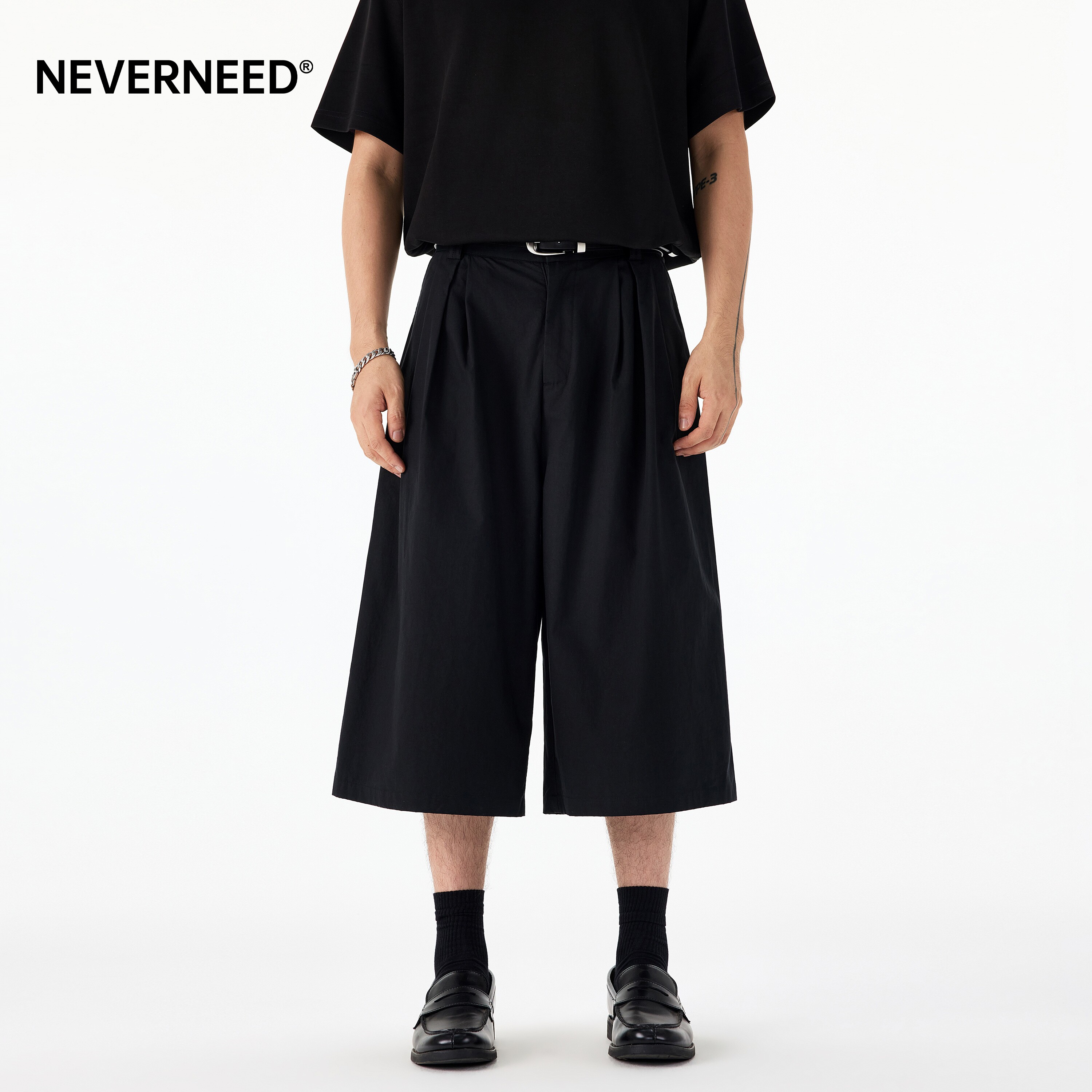 NEVERNEED黑色褶皱休闲短裤男女图片