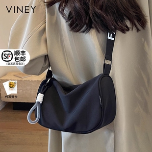 Viney斜挎包包女2025新款秋冬女包腋下包休闲帆布包枕头单肩小包