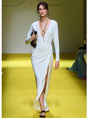 欧洲站2024秋冬走秀款白色长袖开衩修身显瘦连衣裙礼服裙褶皱包臀