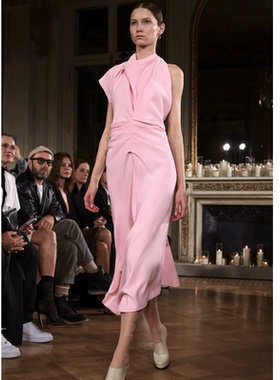 海边挂脖连衣裙法式粗麻醋酸粉色时尚修身收腰礼服裙2024新款欧洲