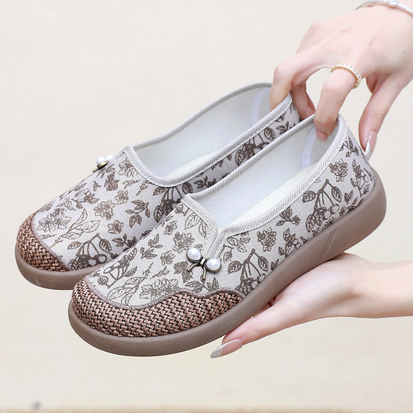 2026春季新款老北京布鞋女软底轻便休闲女鞋防滑一脚蹬时尚妈妈鞋