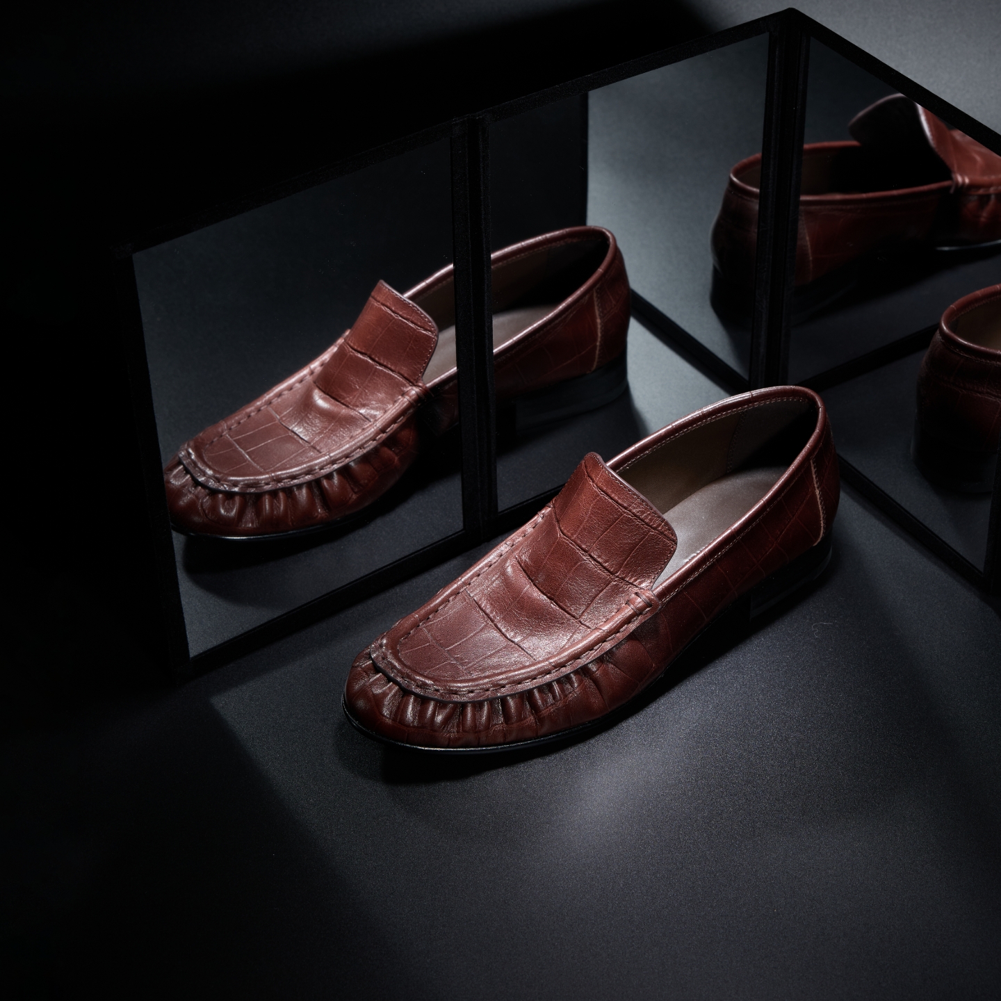 鳄鱼纹尖头褶皱乐福鞋女棕色皮鞋