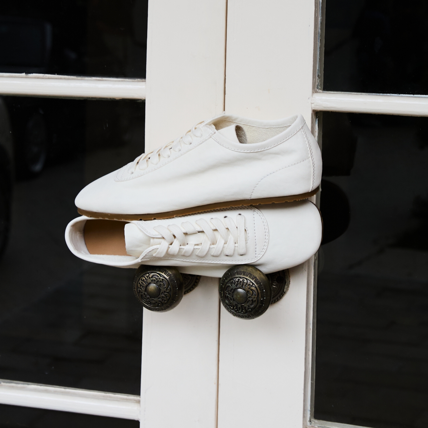 复古英伦白色极简方头薄底德训鞋