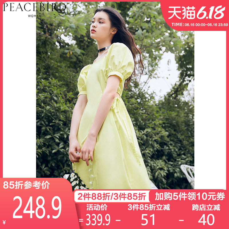 太平鸟法式复古方领连衣裙女2020夏季新款收腰镂空黄绿色连身裙女