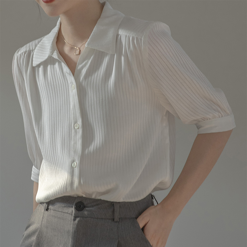 堇眉2025实拍白色条纹肌理感中袖衬衫女轻薄显瘦别致女上衣短袖夏