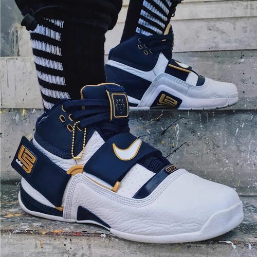 NikeZoom詹姆斯LBJ战士1球鞋