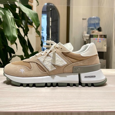 NewBalanceNB白胡椒跑鞋RC1300