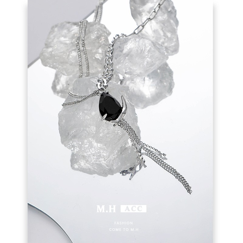黑色水滴宝石流苏项链女精致百搭高级感锁骨链时尚气质项饰
