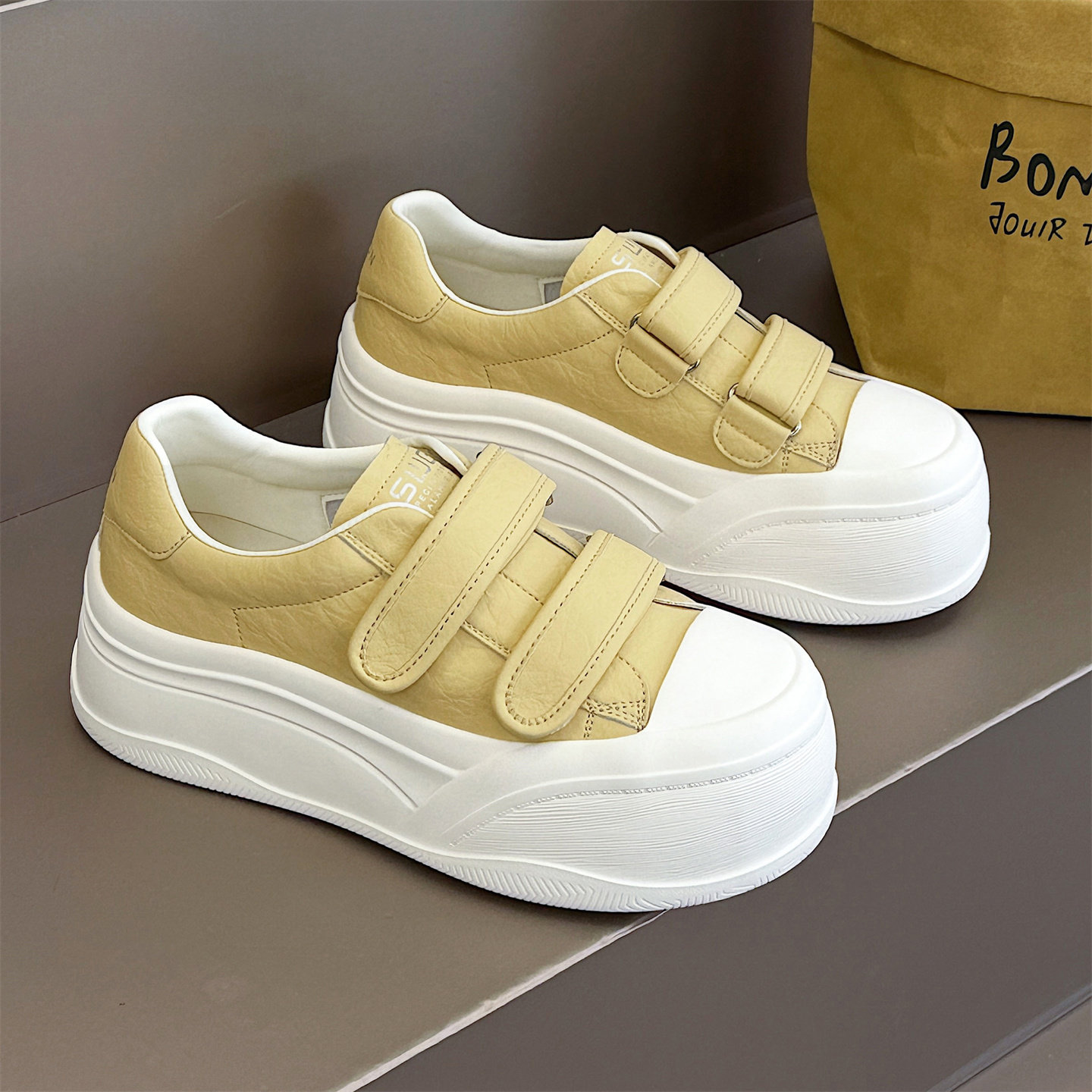 外贸撤柜断码娃娃头大头厚底小白鞋女春季魔术贴真皮单鞋休闲板鞋