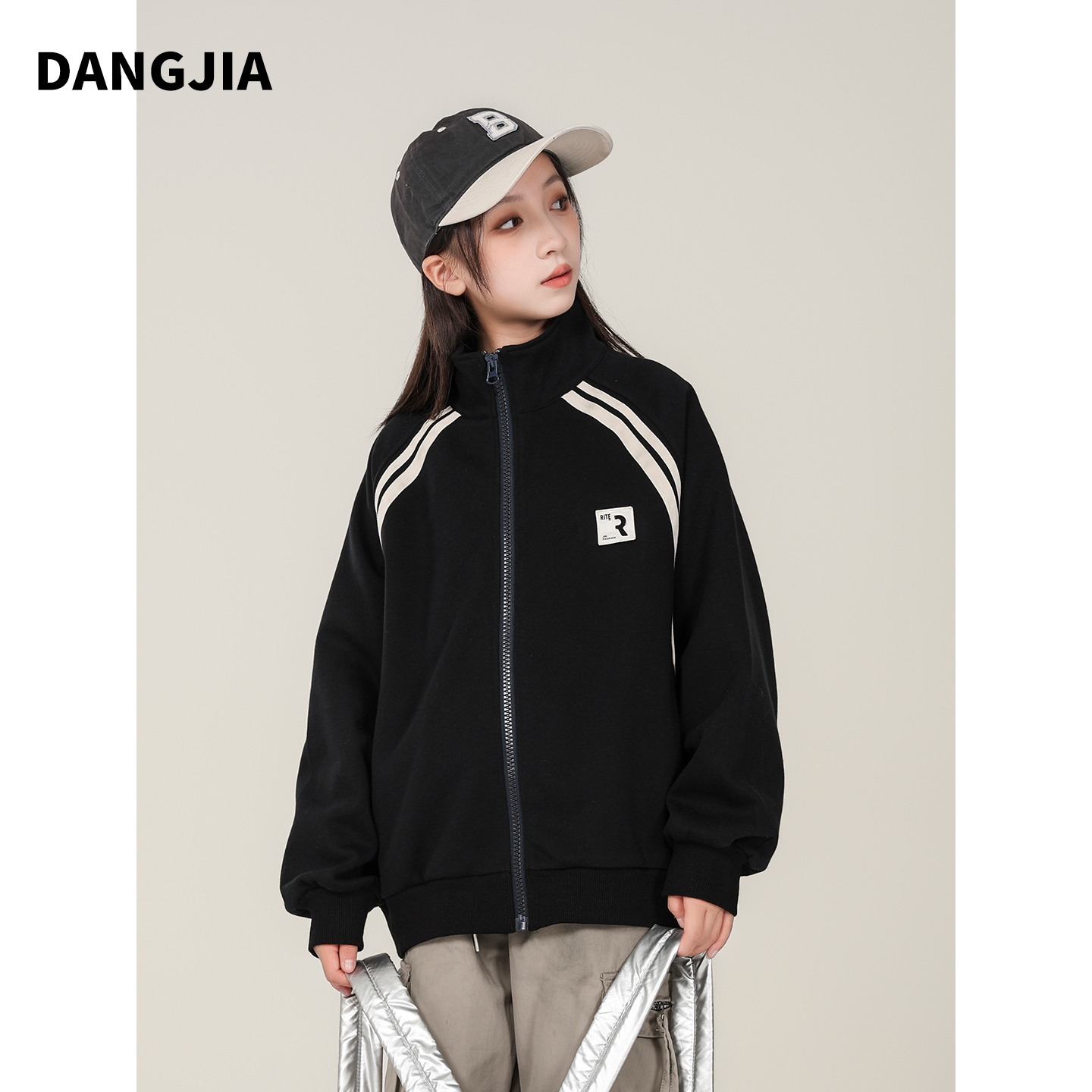 女童外套春秋款2025新款洋气儿童秋装上衣秋季初中生立领夹克超酷