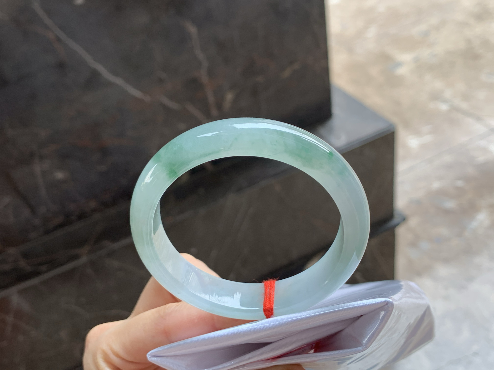 天然翡翠天然缅甸A货翡翠手镯冰种飘花玉镯子正品女款带证书