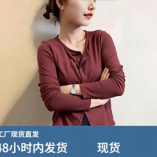 红色单排扣长袖T恤女装2026新款今年流行爆款慵懒风休闲百搭上衣