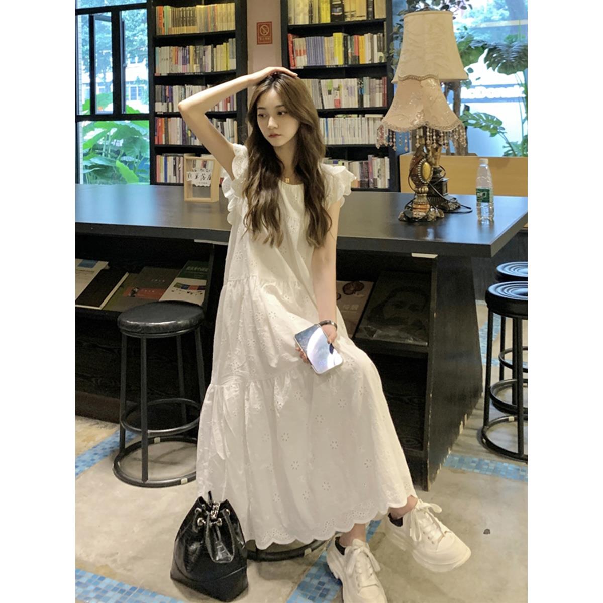 甜美小飞袖白色连衣裙夏季少女显瘦小个子初高中学生法式气质长裙