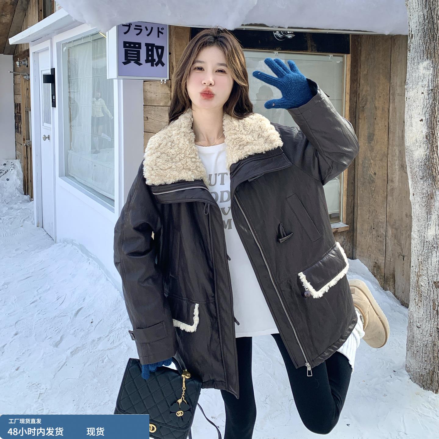 韩版羊羔毛翻领PU皮羽绒服女2025年冬季新款牛角扣加厚白鸭绒外套