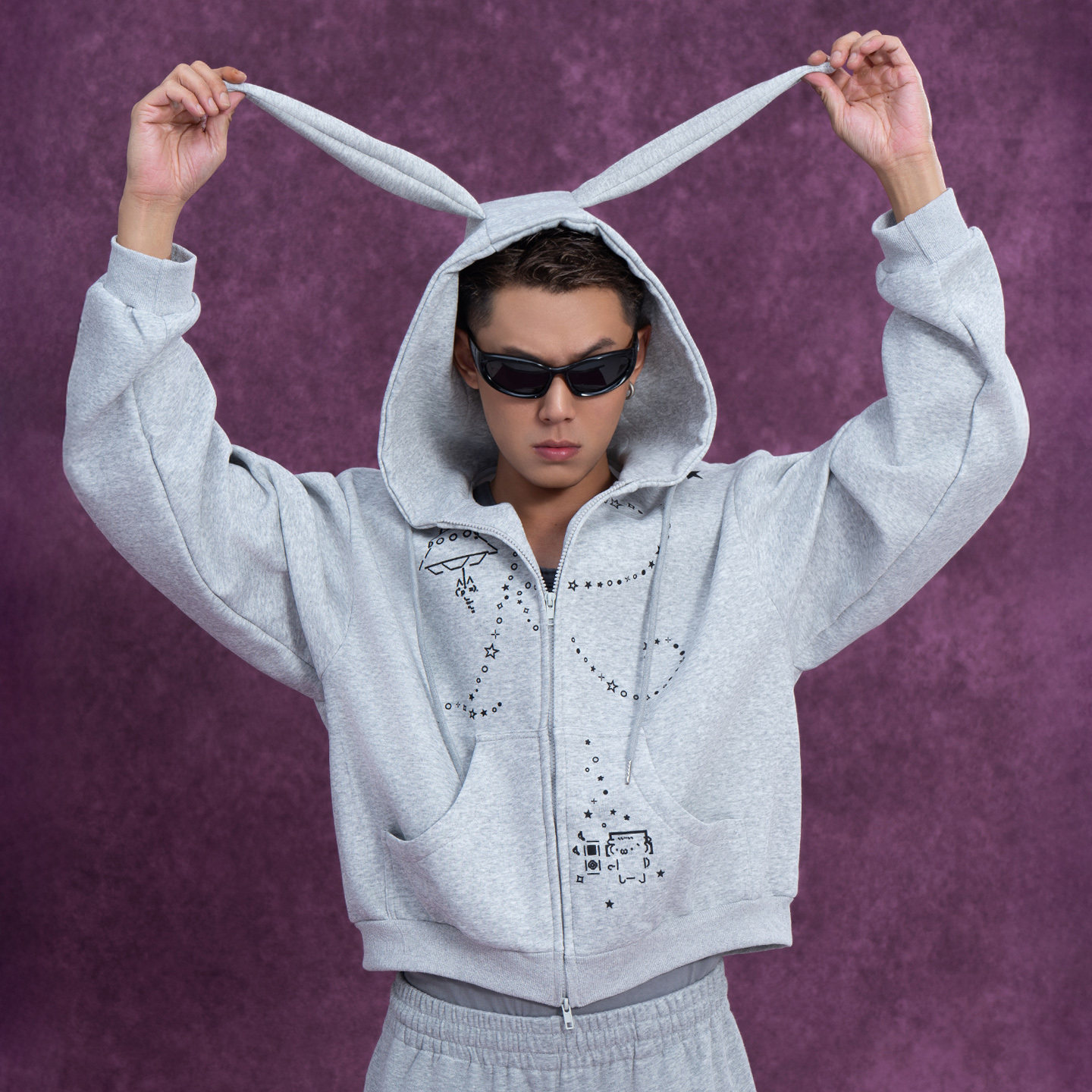 CLP灰色卡通兔耳朵印花连帽卫衣