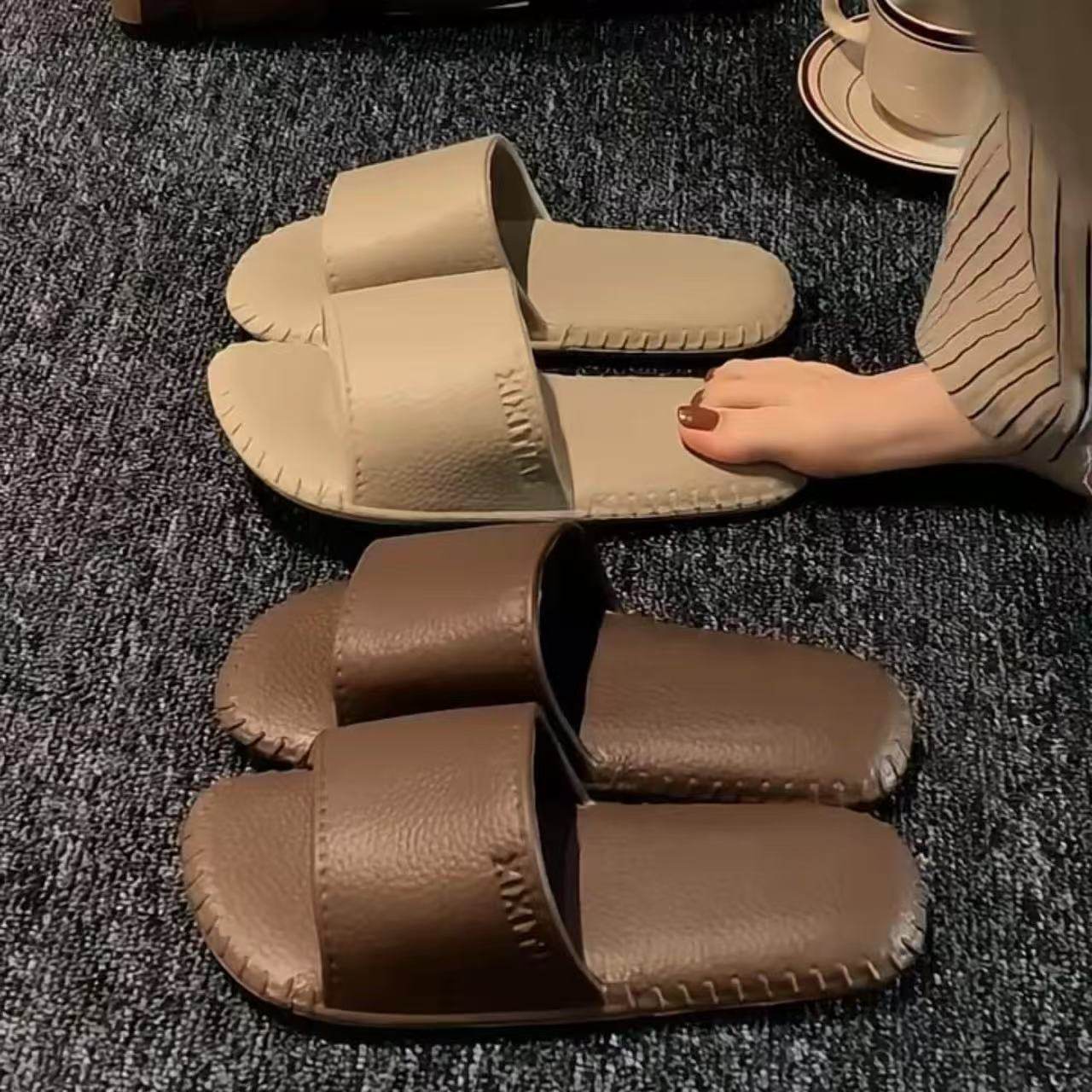 家居拖鞋夏季高级感软底皮纹凉鞋浴室洗澡防滑拖鞋创意防臭情侣鞋