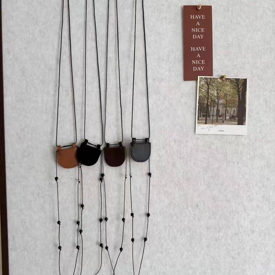 挂脖精致mini月牙包项链包