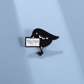 THEY THEM黑色小鸟胸针卡通英文字母金属徽章书包配饰品挂件别针