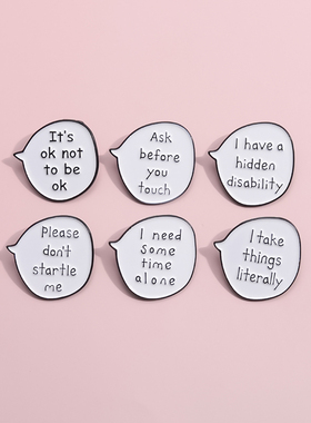 圆形白色英文字母胸针卡通金属徽章学生书包装饰衣服配饰别针勋章