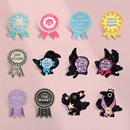 趣味乌鸦动物胸针英文字母奖章个性 饰品礼物 金属徽章衣服包挂件装