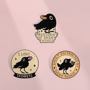 可爱浪漫黑乌鸦叼钻戒创意圆形字母卡通胸针衣服背包装 饰品配饰