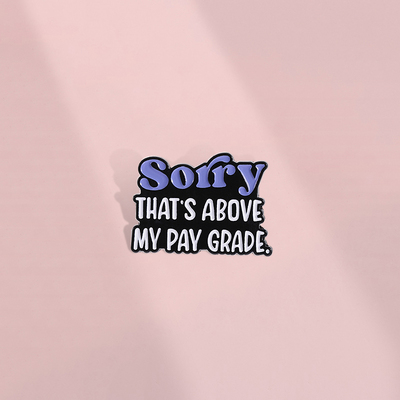 对不起 这超出了我的工资水平英文字母胸针金属徽章衣服百搭配饰