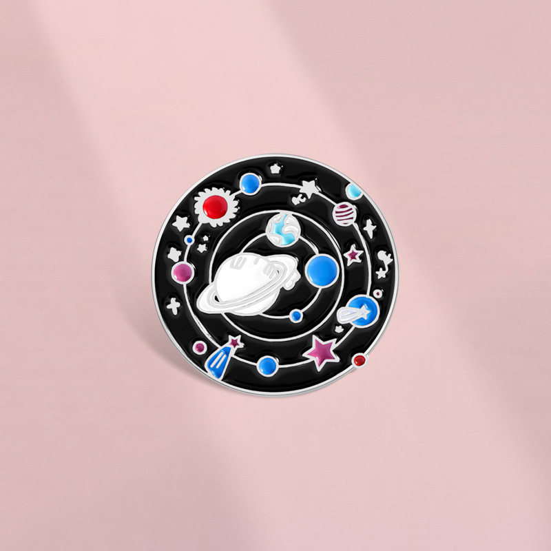 有趣宇宙太空行星环绕圆形卡通胸针学生装饰品礼物服装背包配饰