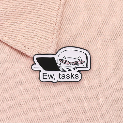 戴眼镜笔记本小猫胸针 Ew tasks 趣味打工人吐槽别针创意背包徽章