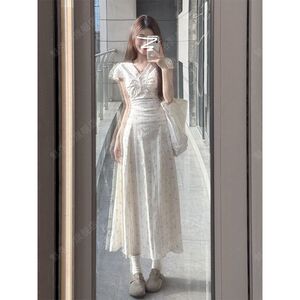 法式温柔风中长裙气质V领短袖碎花连衣裙2025夏季收腰显瘦白裙子