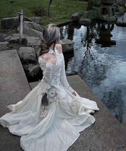 PARTOU品牌集合店 白色旋转露肩上衣 JAGEE CHEN