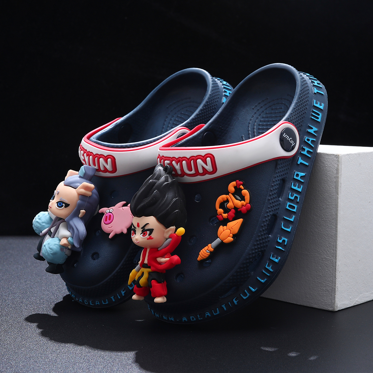 儿童2025新款夏季哪吒傲丙洞洞鞋