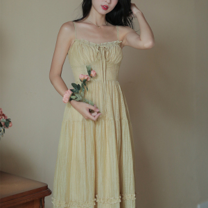 奈良法式吊带连衣裙复古裙子女夏季2025新款显瘦长裙气质沙滩裙