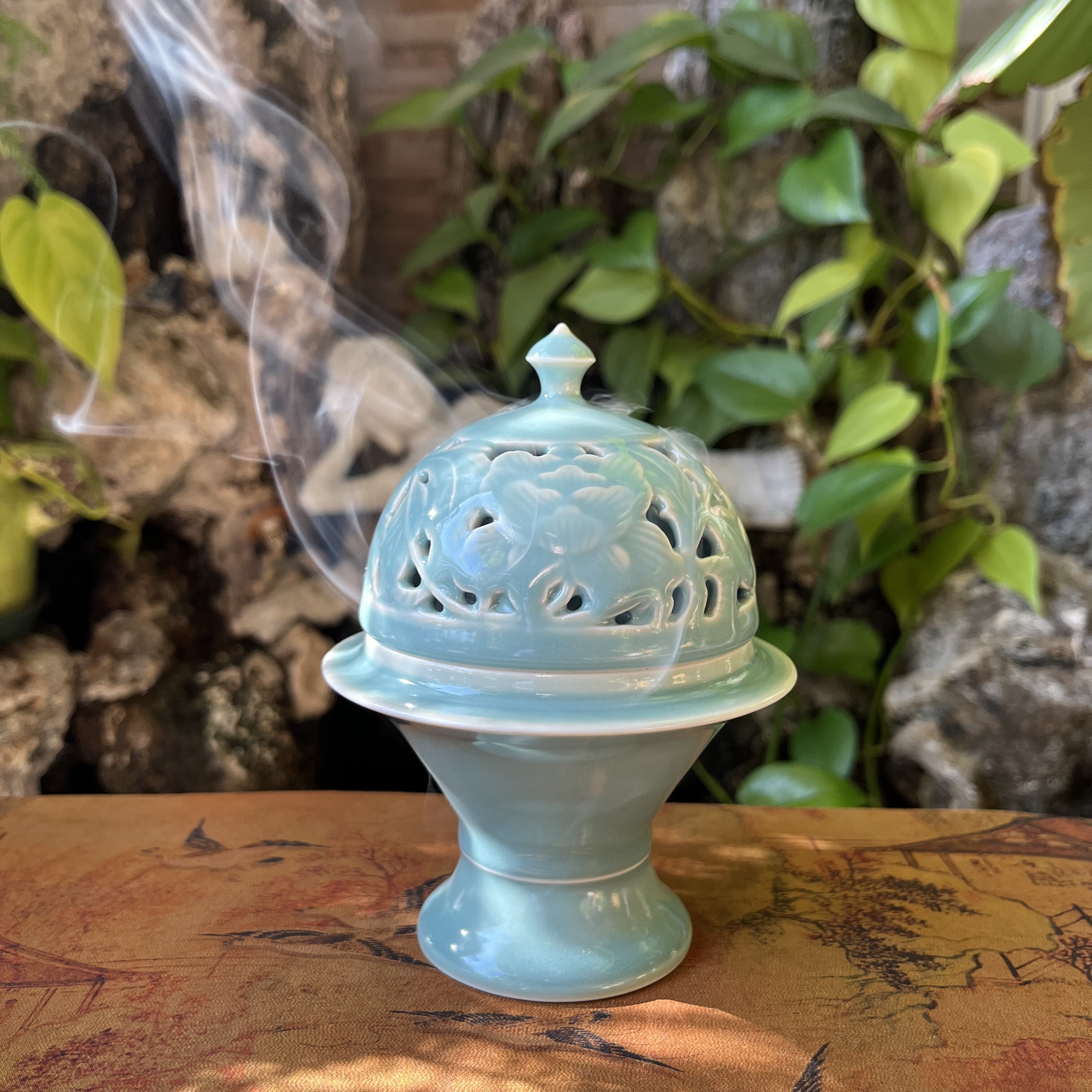 雅器集悟陶瓷香炉高足牡丹